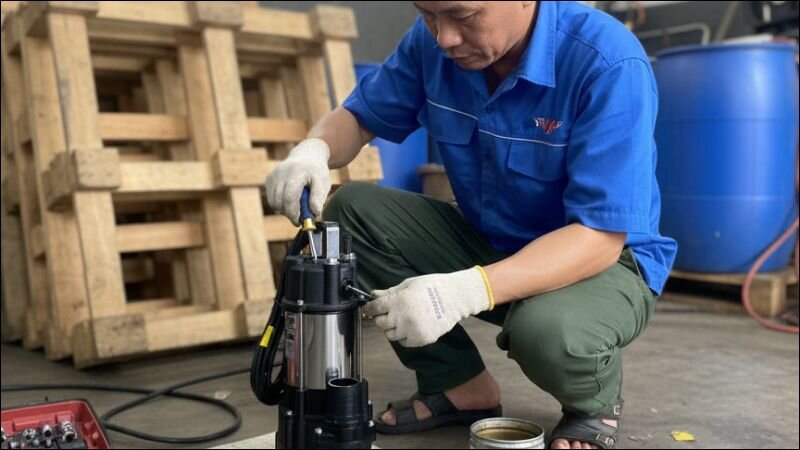 Thay dầu đúng cách giúp máy bơm chạy êm, bền lâu